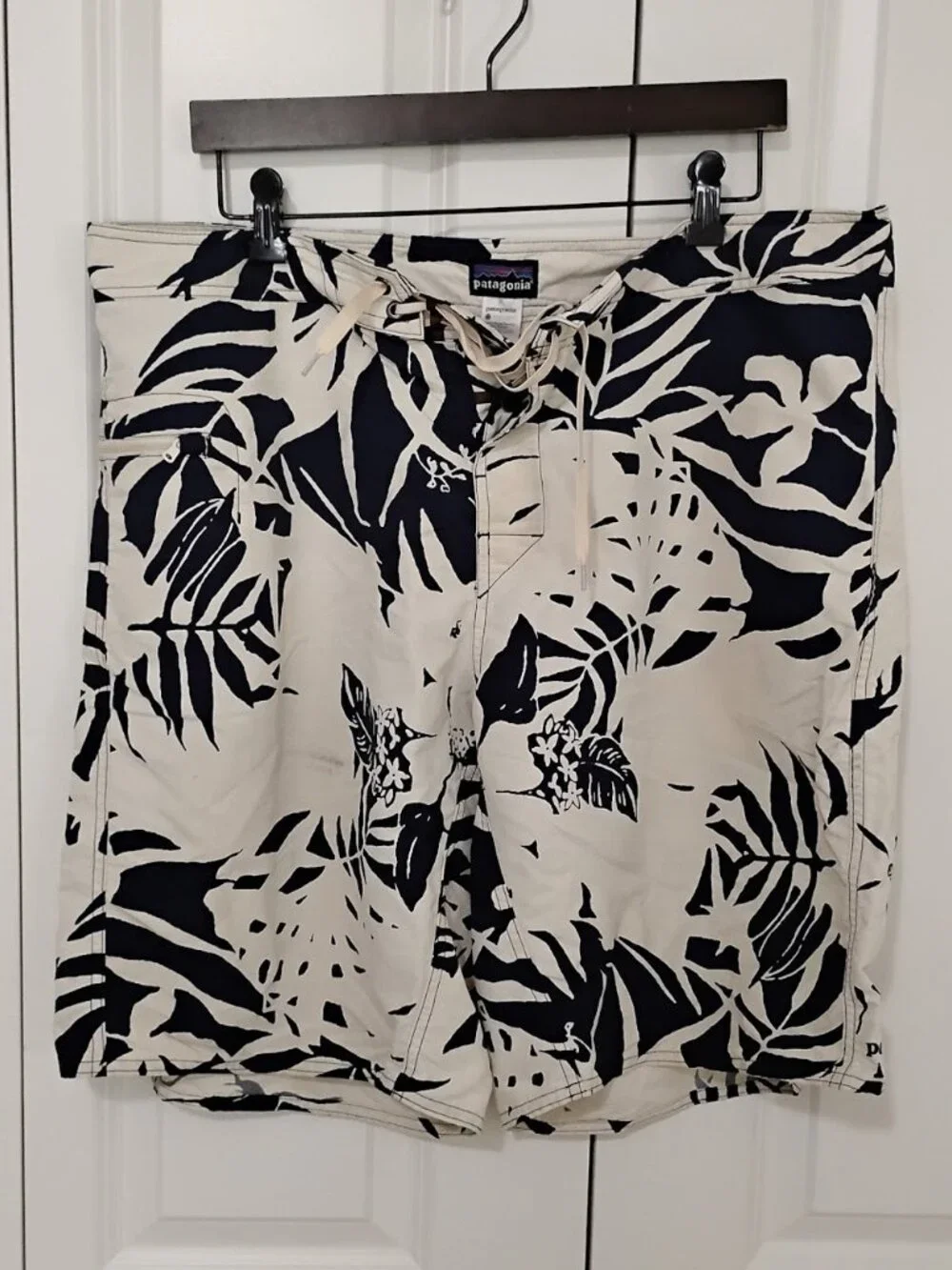 Patagonia Men's Off-White Black Tropical Floral Wavefarer Board Shorts Size 36